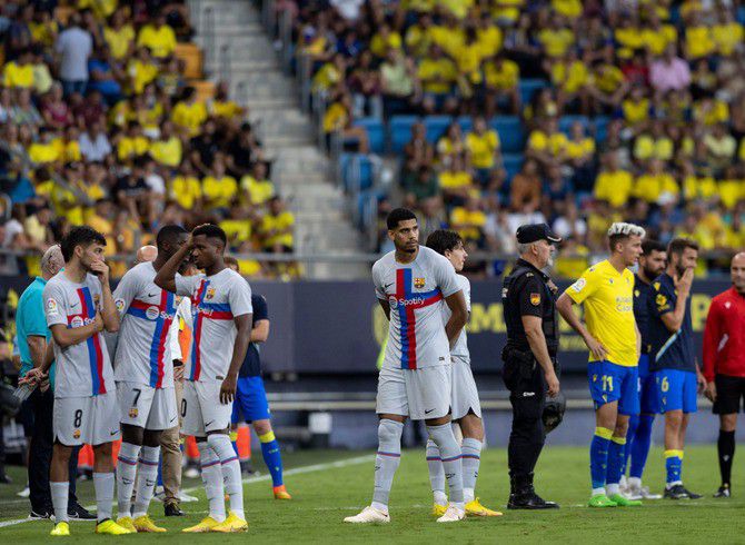 Players That Took Action After A Fan Suffered Heart Attack During Cadiz Vs Barca Match (Photos)