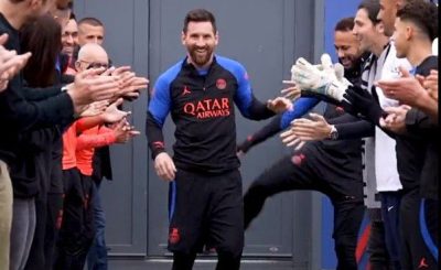 Lionel Messi Given Guard Of Honour By PSG Team-Mates