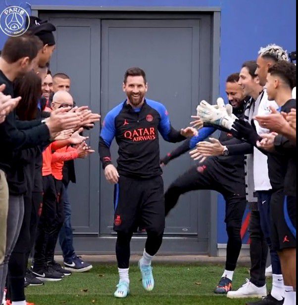 Lionel Messi Given Guard Of Honour By PSG Team-Mates