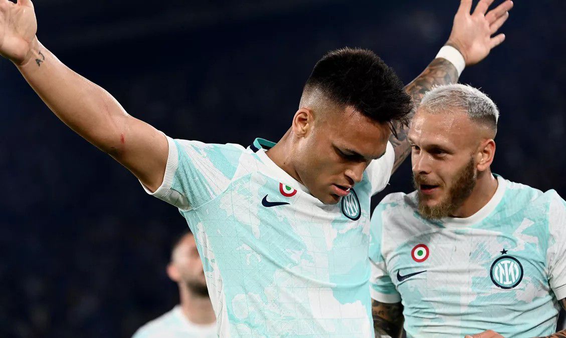 Martinez celebrates his goals in Fiorentina vs Inter Milan 
