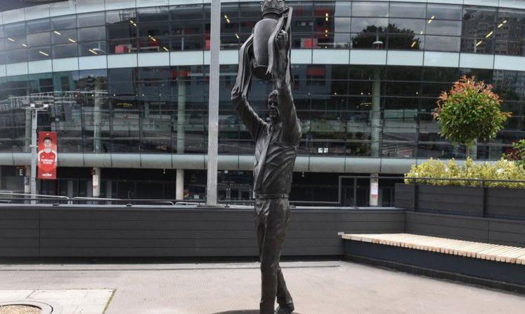 Arsene wenger statue at Emirates stadium 